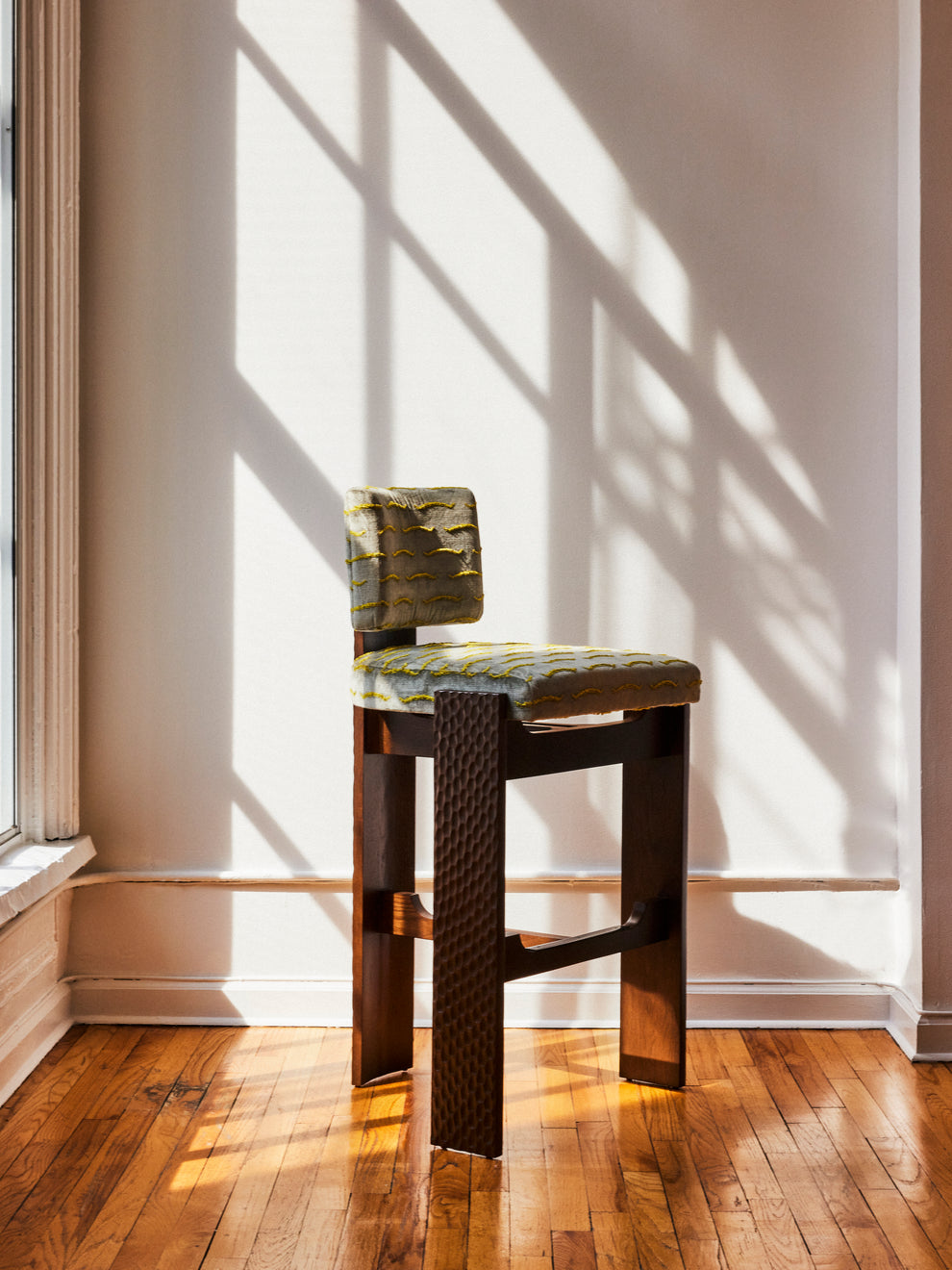 Shown in Mocha Oak Chiseled frame with Blackened Steel foot rest